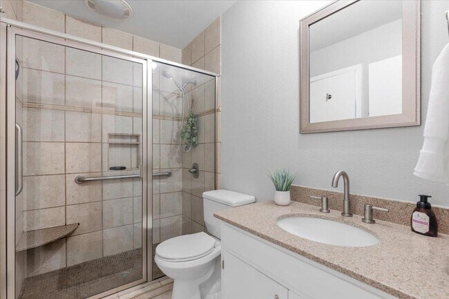 Building Photo - 208 Skyloop Dr