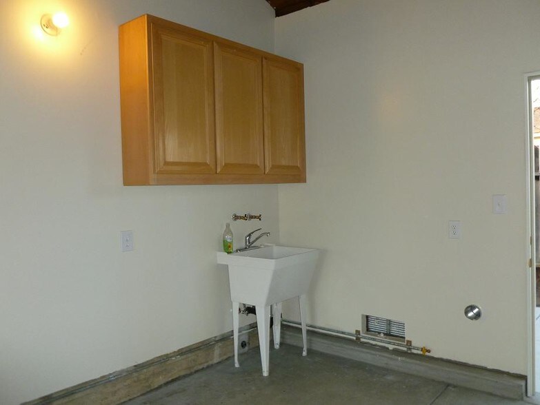 Building Photo - 439 Central Ct