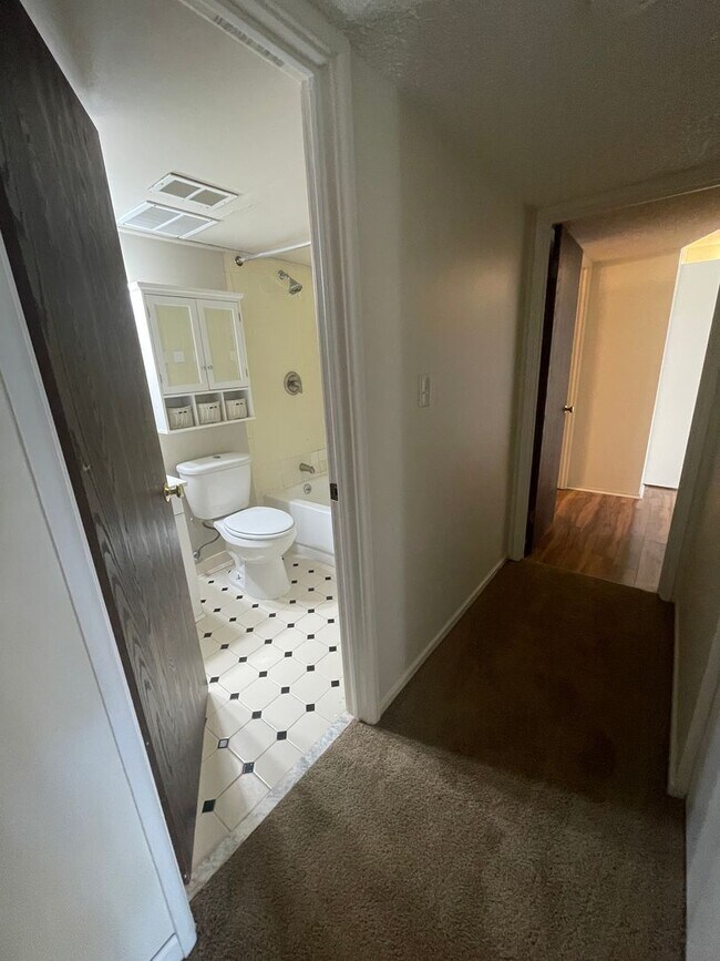 Building Photo - Two-Bed in Independence Condominium | Early Move-in Option!