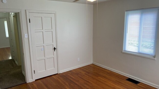 Building Photo - 1076 Sherwood Dr