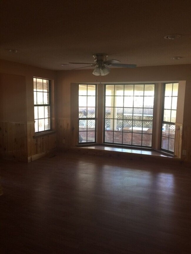 Building Photo - 210 Pineleaf Ln