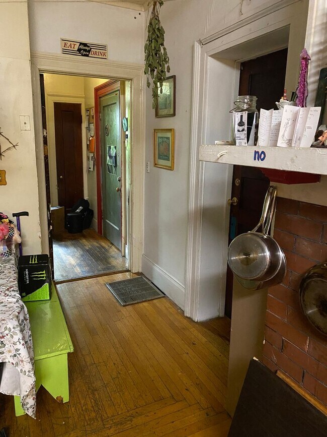 Building Photo - Available 6/1/26 Spacious 2nd/3rd Floor Du...