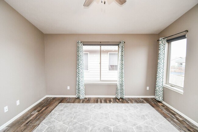 Building Photo - 5 Bedroom 3 Bathroom Single Family Home North Sioux Falls!
