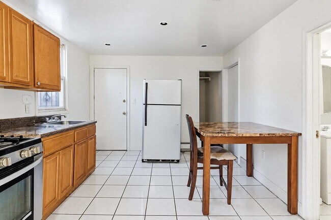 Building Photo - 402 S 15th St