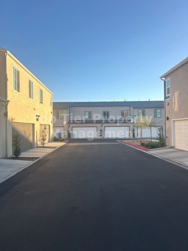 Building Photo - ***Gorgeous 2 bed / 2.5 bath / 1,083 sqft Townhouse in New Citro Community of Fallbrook - Availab...