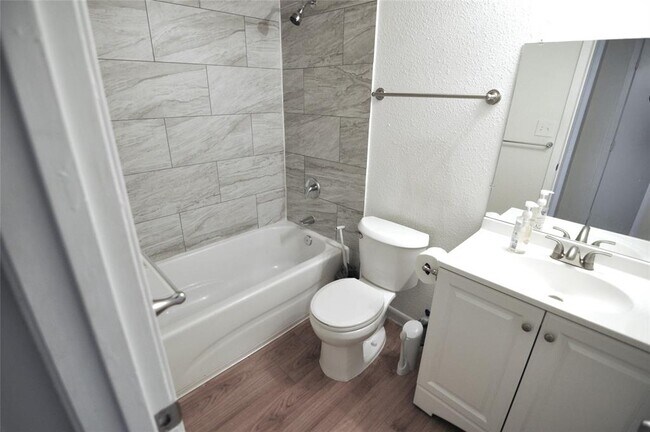 Building Photo - 2207 Leon St