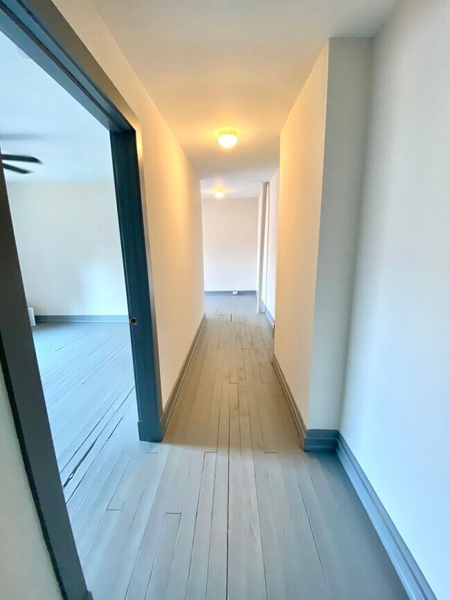 Building Photo - Spacious 5 bed/2 bath on Victor Mins. from...