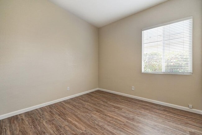 Building Photo - Gorgeous Roseville 4 Bedroom