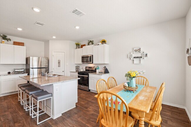 Building Photo - "Rent to Own this Charming 3-Bed Oasis with 18 month lease!*"