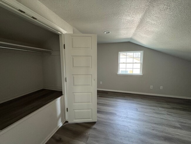 Building Photo - 2 Bedroom 1 Bath Home.