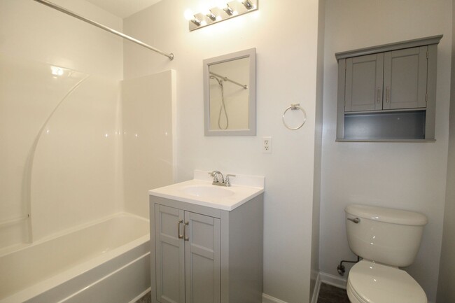Building Photo - 865 Camelot Ln
