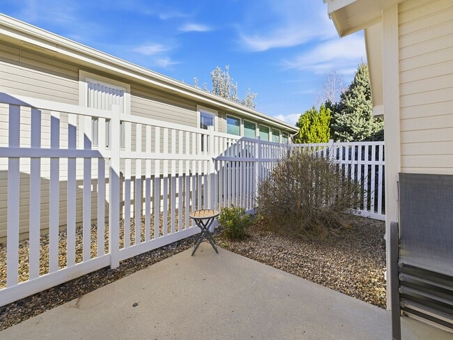 Building Photo - ? Easy Living in Loveland | Fireplace + Prime Hwy 287 Location