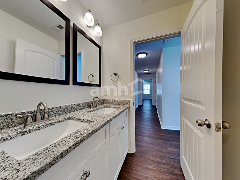 Building Photo - 351 Shady Glen