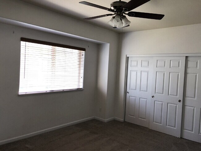 Building Photo - Cute 2 Bedroom 2.5 Bathroom Townhome Close to UNR!