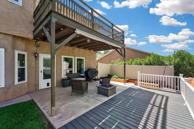 Building Photo - Expansive 5 Bedroom Home with Additional O...
