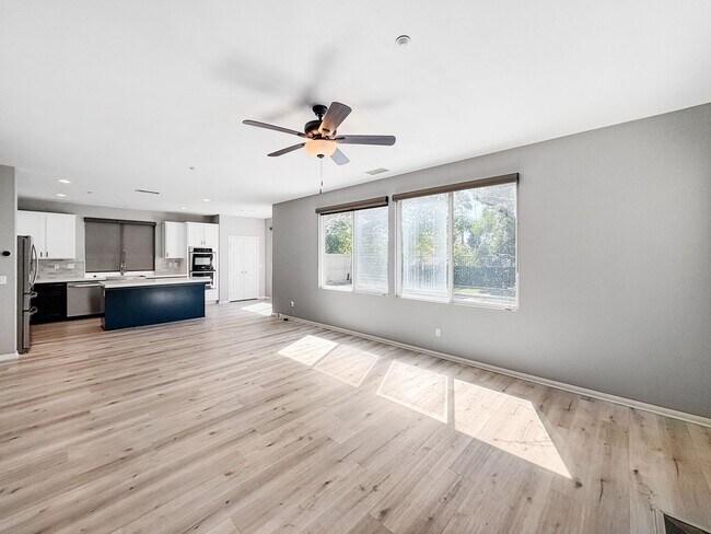 Building Photo - Stunning 4B/2.5BA House in Vista!