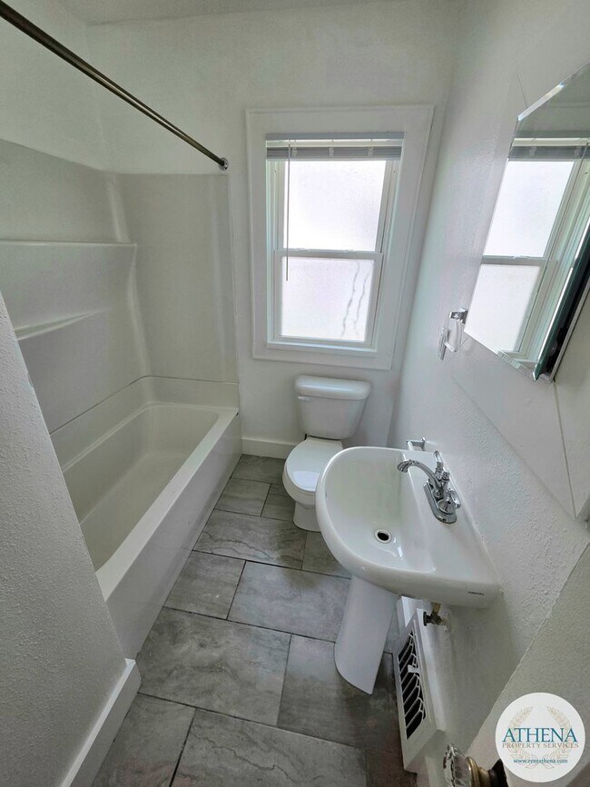 Building Photo - Charming 3 Bedroom / 1 Bath House with Original Hardwood Floors