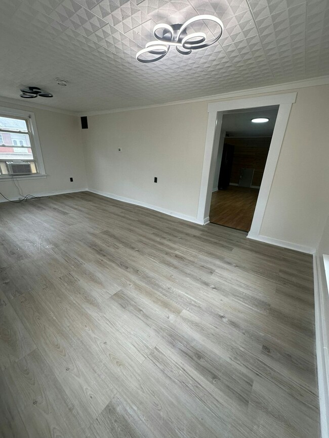 Building Photo - 125 E Market St