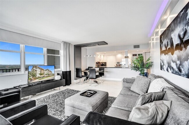 Building Photo - 1150 Hillsboro Mile Unit 1016