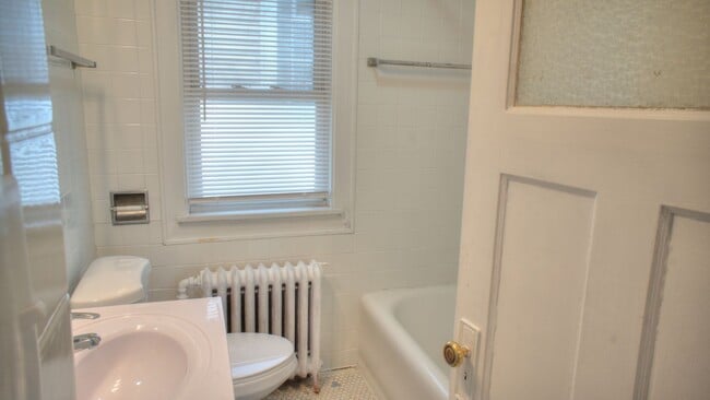 Building Photo - Murray Upper Flat