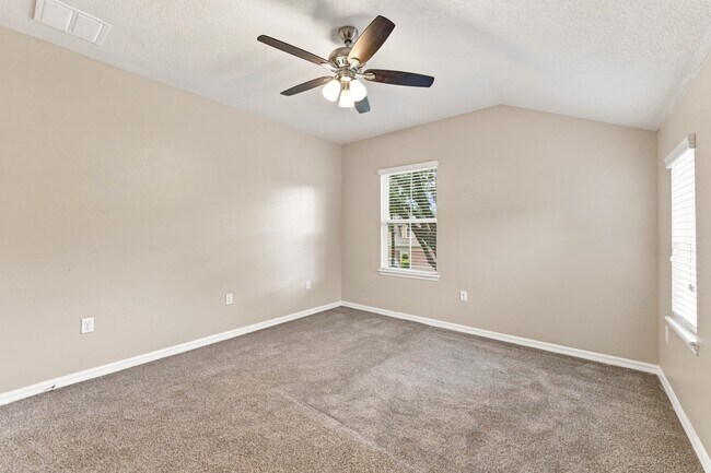 Building Photo - Stunning 3 BR + LOFT / 2.5 BA/ 2-Car-Garage Townhome in GATED community!