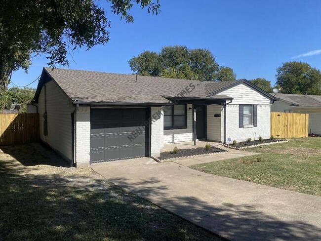 Building Photo - 6121 Singing Hills Dr