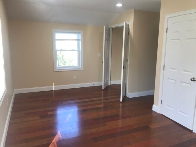 Building Photo - 35 Governor St