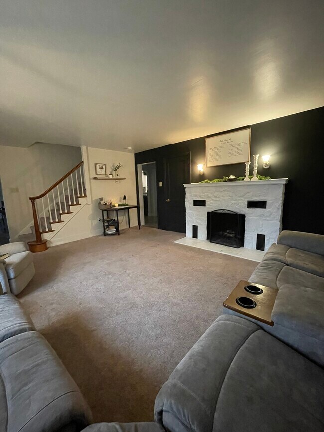 Building Photo - 2250 Creek Hill Rd