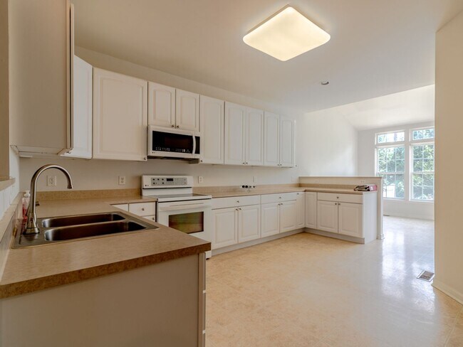 Building Photo - Spacious Unfurnished 3-BR, 2.5-BA year-rou...