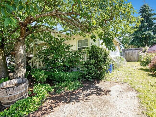 Building Photo - Adorable, vintage 1924 2-bdrm/1-bath w/ fe...