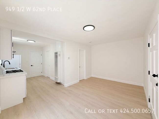 Building Photo - 949 1/2 W 62nd Place-