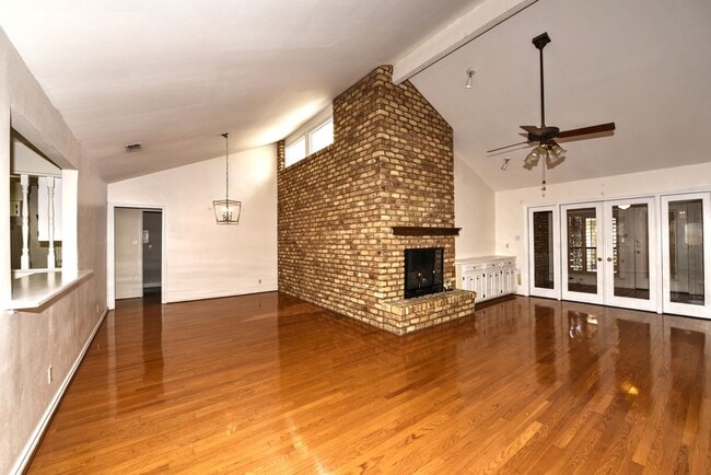 Building Photo - Lovely garden home in great location