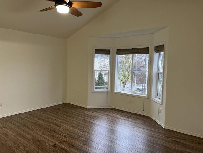 Building Photo - Enormous Tri-Level Townhome 2/2 w/Bonus Room Available Feb. 6th