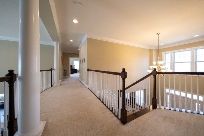 Building Photo - 727 Aster Rd