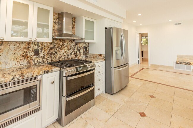 Building Photo - 4 Bedroom / 3 Bathroom Home With Panoramic...