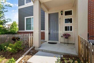 Building Photo - Fenced Side-Yard!