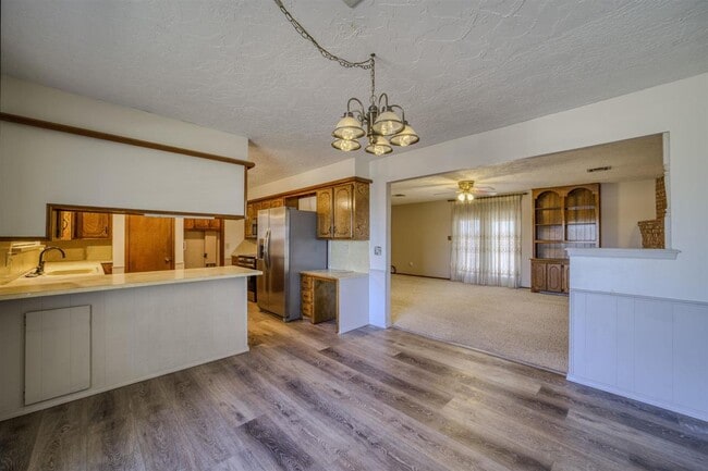 Building Photo - 308 SE Camelot Dr