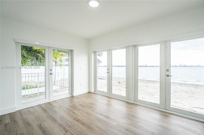 Building Photo - 1850 S Treasure Dr