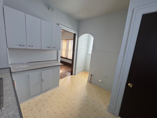 Building Photo - 24 Bremer-