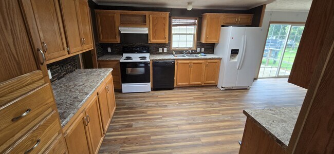 Building Photo - 619 8th St