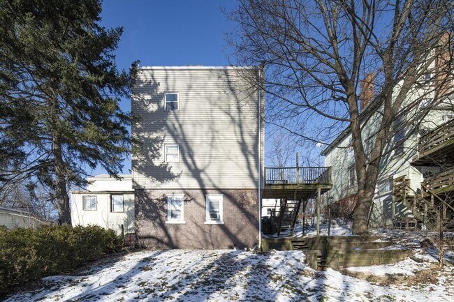 Building Photo - 56 Thompson St