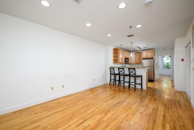 Building Photo - 912 Park Ave