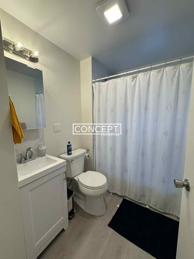 Building Photo - 100 W Adams St