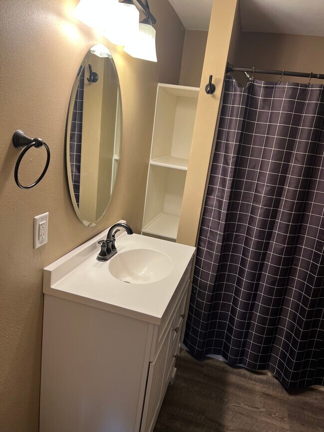 Full bath. - 702 Gertrude St