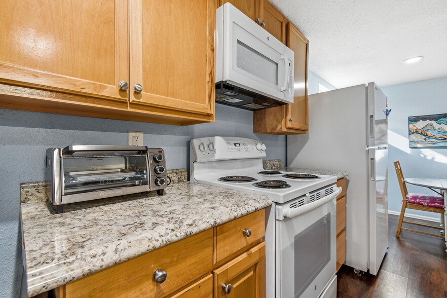 Building Photo - 1556 S Field Ct