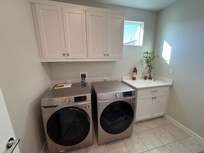 Building Photo - Beautiful 3-Bedroom Home with Solar in Valencia!