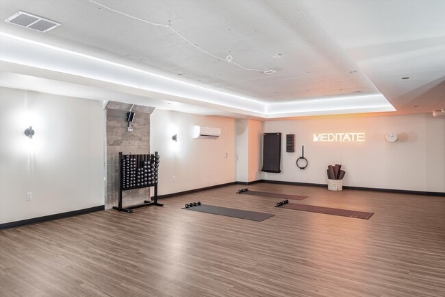 Building Photo - 2032 N Clybourn Ave