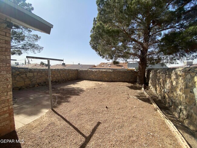 Building Photo - 823 Montera Rd