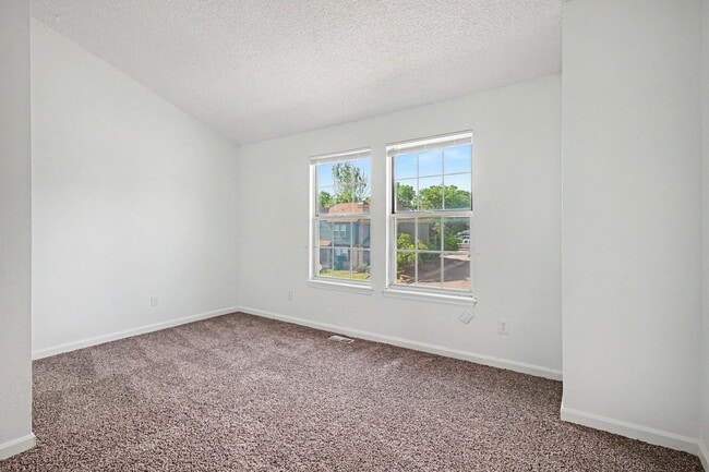 Building Photo - Updated 2 Bedroom, 2 Bathroom Townhome – Move-In Ready!
