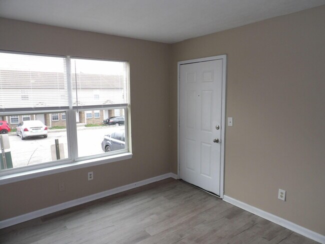 Building Photo - 140 Landings Dr